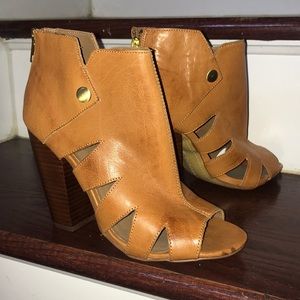 Kelsi Dagger Cut Out High Heeled Sandals Size 8M😘